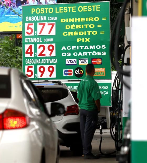 Preço da gasolina está parado há 301 dias e poderia ter queda de R$ 0,25 por litro, diz Abicom