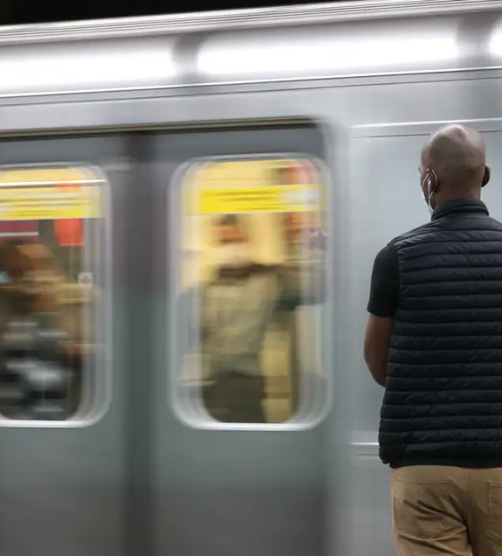 Passageiro morre após ficar preso entre trem e porta de plataforma do metrô