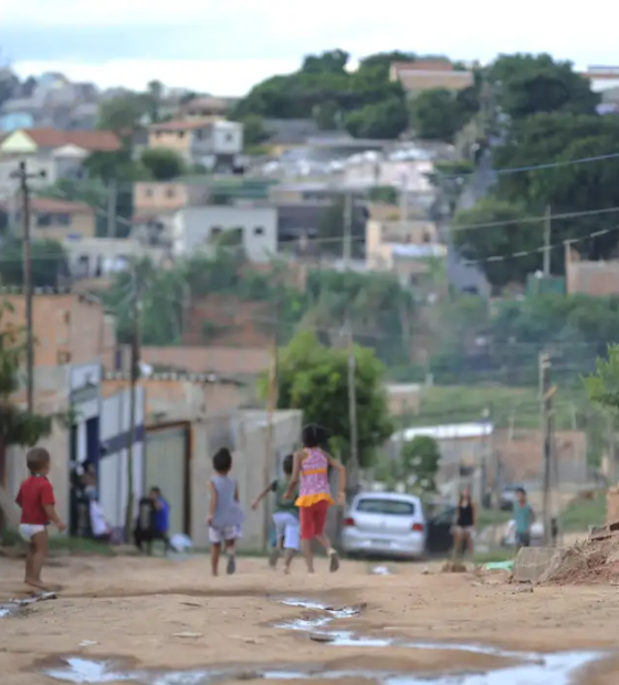 Mais pobres têm salto de 17% na renda e desigualdade cai ao menor nível desde 2012 no Brasil, diz IBGE