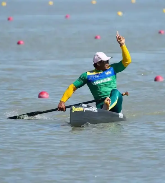 Isaquias Queiroz vence C1 500m na Copa do Mundo de canoagem na Hungria