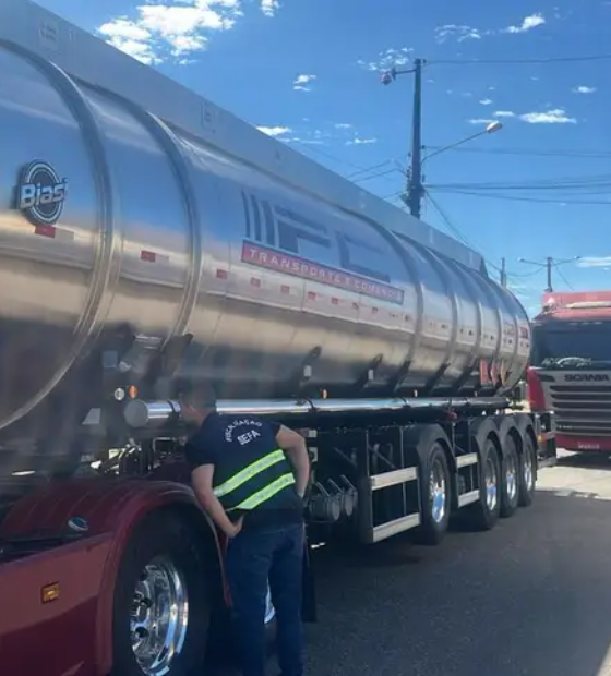 Sefa apreende 35 mil litros de gasolina de aviação e 10 toneladas de grama sintética 