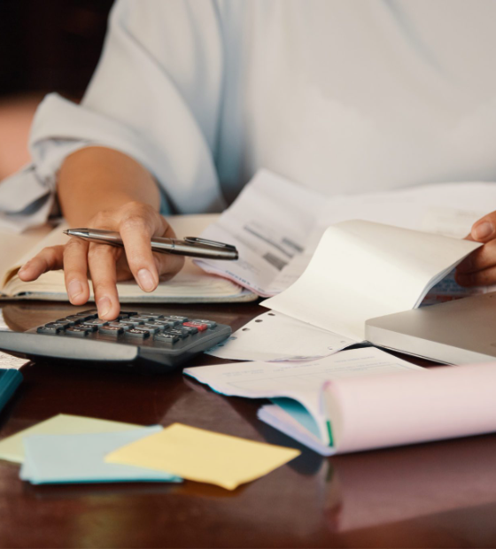 Dívida dos brasileiros volta a subir e já corrói 27% da renda, maior patamar desde início do Desenrola