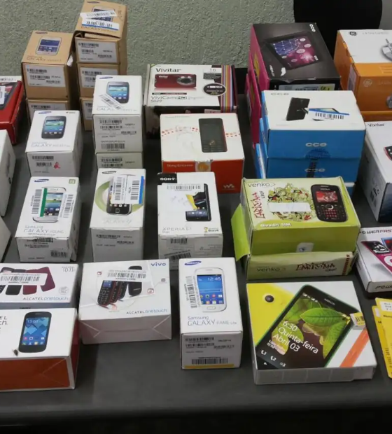 Leilão da Receita Federal tem automóvel por R$ 1.940 e iPhone por R$ 410