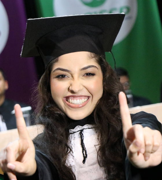 Aluna viraliza nas redes depois de se formar sozinha no curso da faculdade