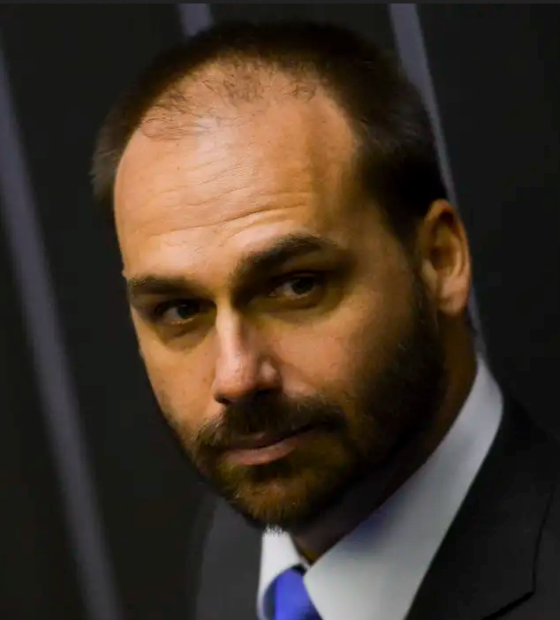 Veja os crimes pelos quais Moraes mandou investigar Eduardo Bolsonaro