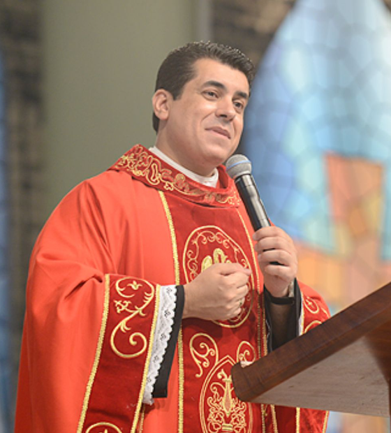 Padre é elogiado por fiéis após afirmar que não realiza batizados de bebês reborn