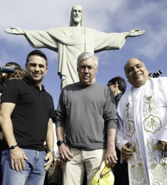 Carlo Ancelotti conhece Cristo Redentor, é festejado por populares e recebe bênção de padre