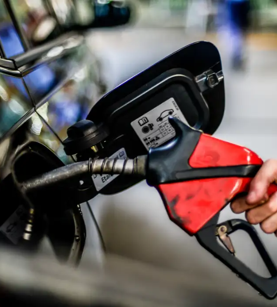 Petrobras reduz em 5,6% preços de gasolina para distribuidoras na terça-feira, 3