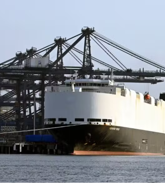 Navio com 3 mil carros é abandonado no meio do Oceano Pacífico após incêndio