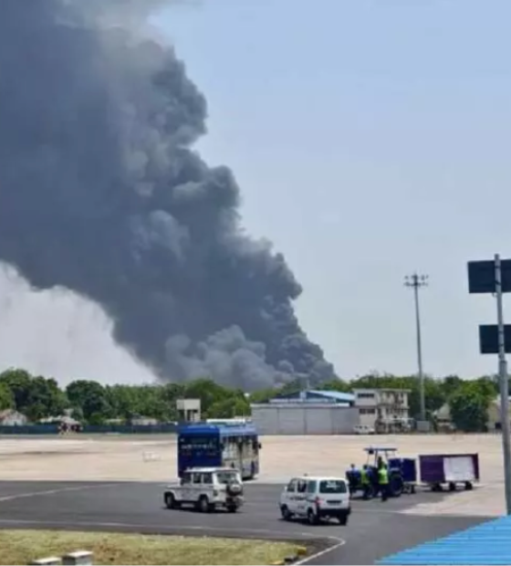 Avião com mais de 200 pessoas a bordo cai no oeste da Índia