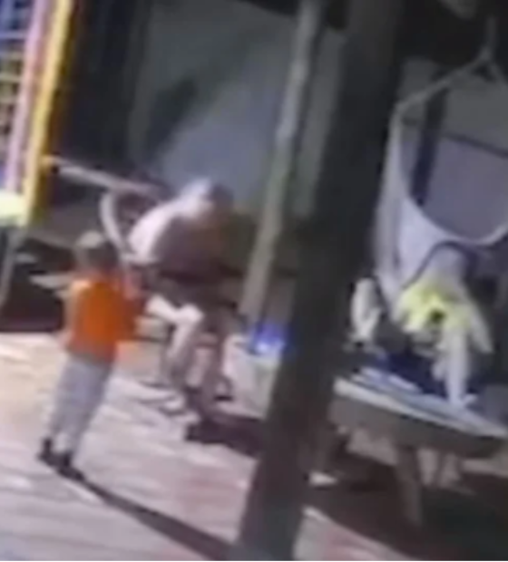 Criança de 2 anos pega arma do pai e mata mãe no MS; pistola é apreendida após tiro acidental