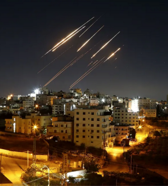 Israel e Irã trocam novos ataques com mísseis durante a noite