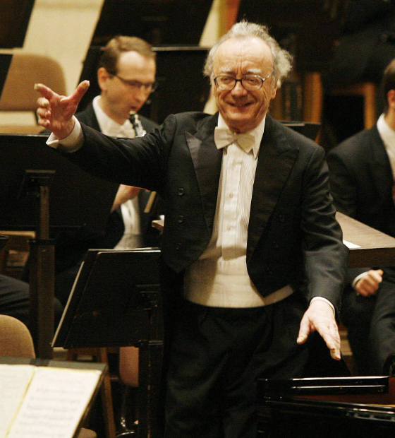 Alfred Brendel, um dos pianistas mais talentosos do mundo, morre aos 94 anos