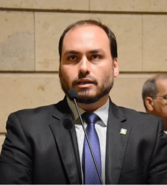 PF diz que Bolsonaro e Carlos integravam organização criminosa na Abin