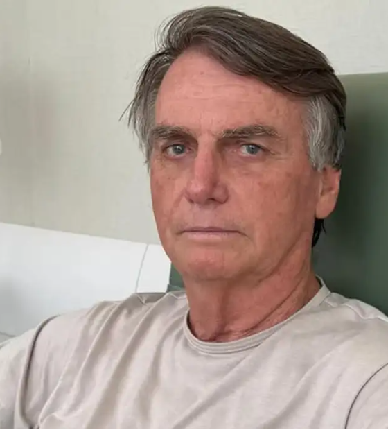 Bolsonaro teve provável quadro de pneumonia viral, diz médico; ex-presidente reclama de soluços