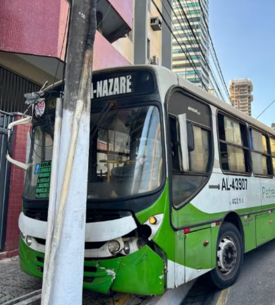 Ônibus perde controle e colide com poste na Doca, em Belém