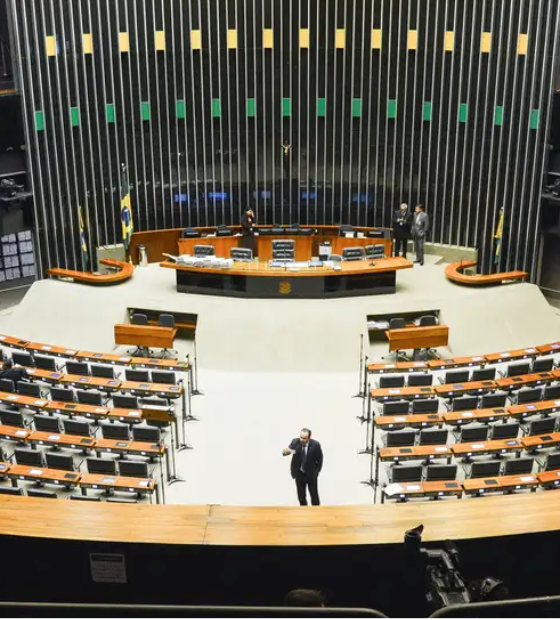  Deputados são contra fim da jornada 6x1 e concordam em subir faixa de isenção do IR, diz Quaest