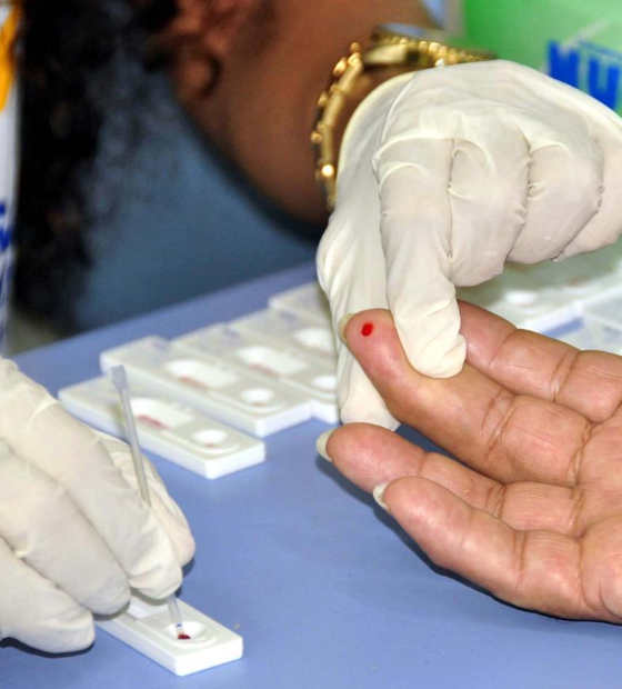 Campanha de conscientização e combate às hepatites virais alerta veranistas em Belém