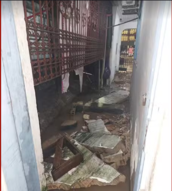 Casa desaba parcialmente durante temporal em Belém