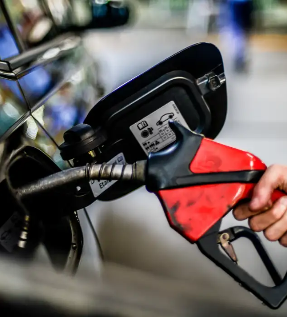 Lula pede fiscalização rigorosa contra postos que vendem gasolina mais cara