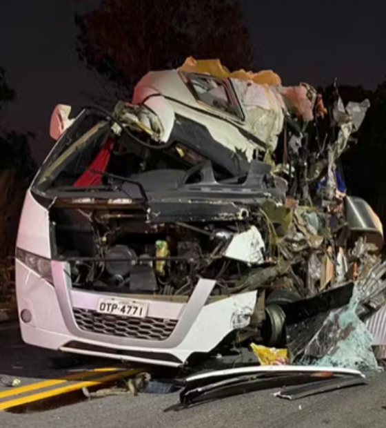 Ônibus com alunos da UFPA fica destruído após acidente em GO