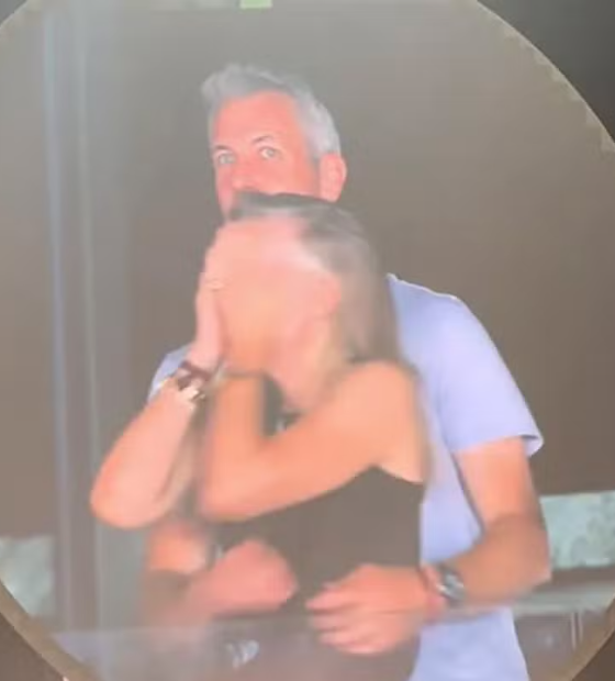 Coldplay expõe traição de CEO em câmera do beijo em show nos Estados Unidos	