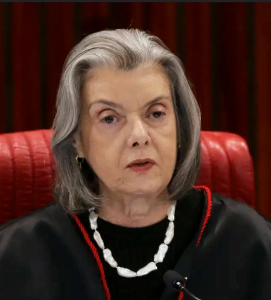 Senadores pedem impeachment da ministra do STF Cármen Lúcia
