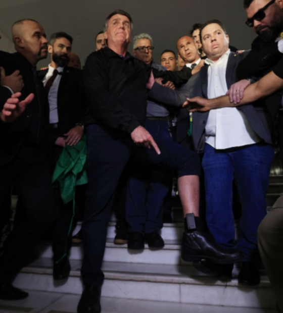 Bolsonaro mostra tornozeleira eletrônica e diz que situação é 'máxima humilhação'