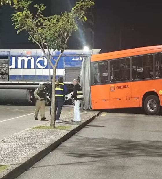 Ônibus parte ao meio após colidir com trem e deixa 11 feridos em Curitiba
