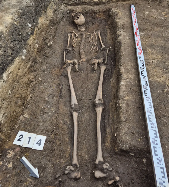 Esqueleto completo de cavaleiro medieval é descoberto enterrado sob sorveteria