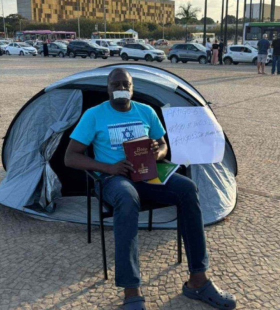 Em ato pró-Bolsonaro, deputado põe mordaça e acampa na Praça dos Três Poderes