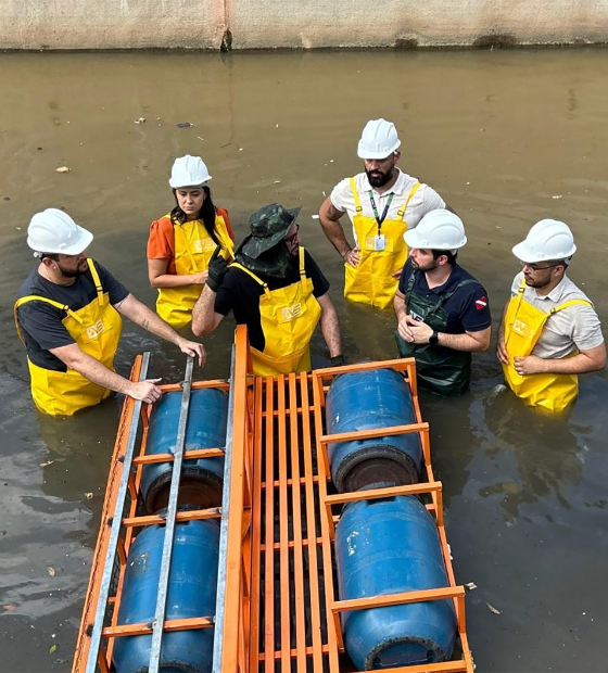 Prefeito se enfia em canal de Belém para ensinar à população como lidar com o lixo