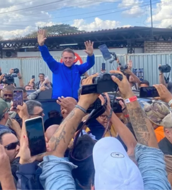 De tornozeleira, Bolsonaro vai a evento de moto com Michelle e aliados