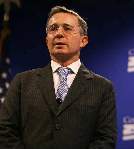 Em processo criticado pelos EUA, ex-presidente da Colômbia é condenado a 12 anos de prisão