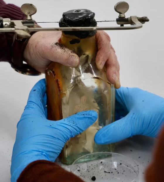 Pintor descobre garrafa com mensagem de 122 anos, selada com betume e escondida em parede