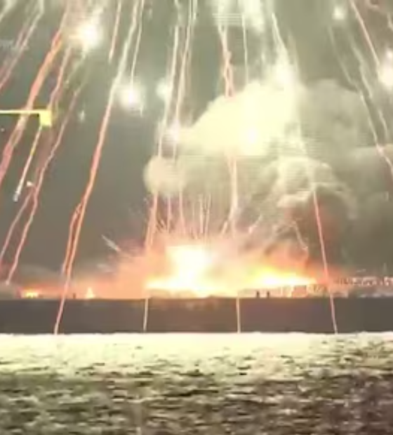 Barcos que lançavam fogos de artifício em festival pegam fogo no Japão