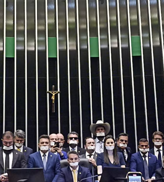 Com esparadrapo na boca, deputados fazem protesto por Bolsonaro na Câmara