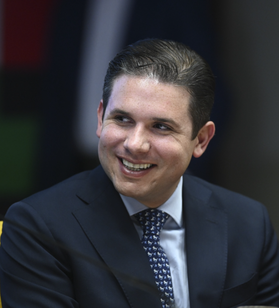 Hugo Motta insinua que Eduardo Bolsonaro pode perder cargo de deputado federal