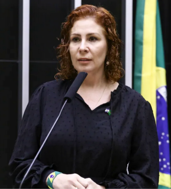 Carla Zambelli passa mal ao chegar à audiência de processo de extradição na Itália