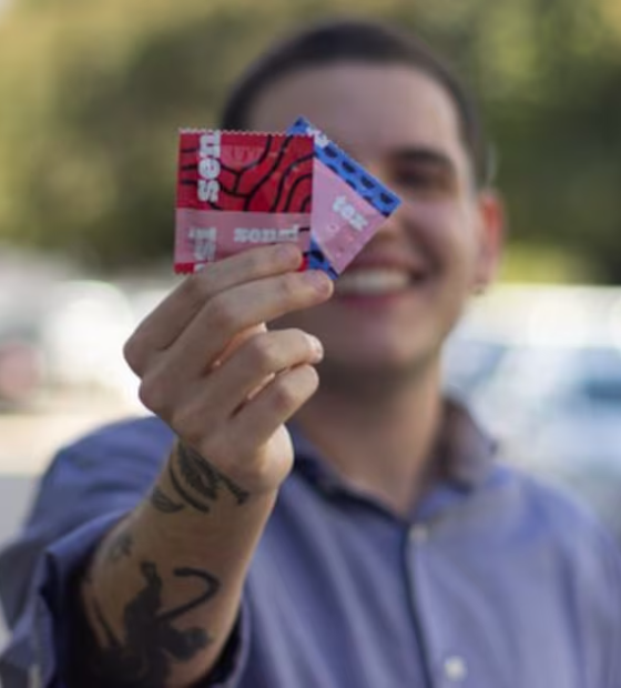 Camisinhas texturizadas e finas passam a ser oferecidas de forma gratuita pelo SUS