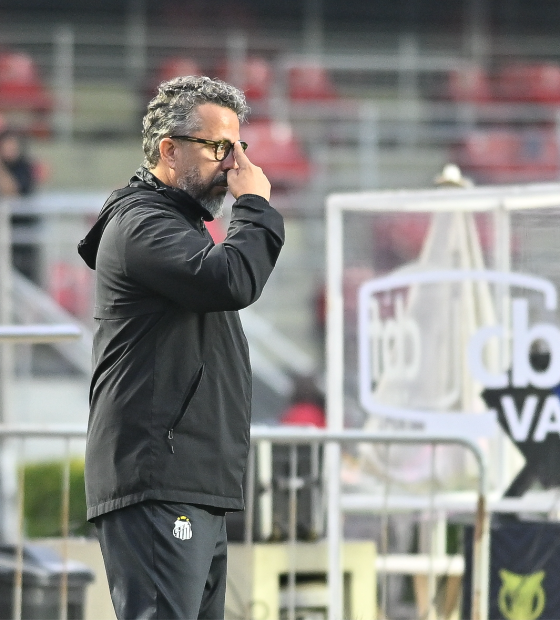 Cleber Xavier não resiste a vexame diante do Vasco e é demitido do Santos