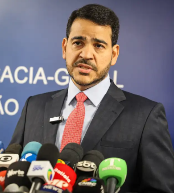 AGU pede que Meta exclua chatbots que promovem erotização infantil