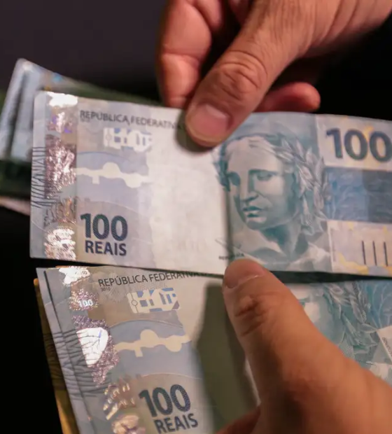 Cinco em cada dez brasileiros não chegam ao fim do mês com salário na conta, mostra pesquisa