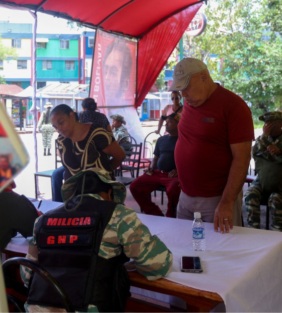 Venezuelanos participam de jornada de alistamento convocada por Maduro em meio à tensão com EUA