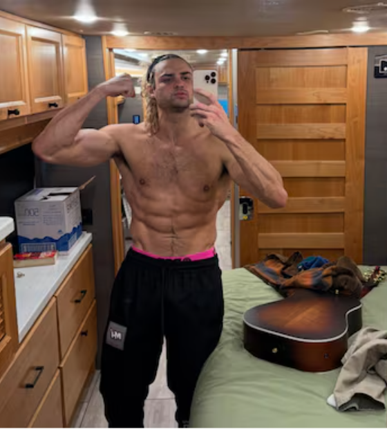 Noah Centineo choca fãs aos aparecer loiro e musculoso para viver Ken em 'Street Fighter'