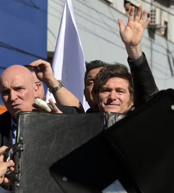 Carreata de Milei é alvo de pedradas durante evento de campanha próximo a Buenos Aires