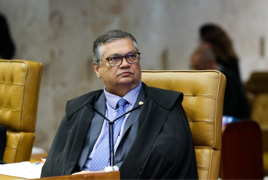 PF indicia mulher que hostilizou Dino em avião às vésperas do julgamento de Bolsonaro