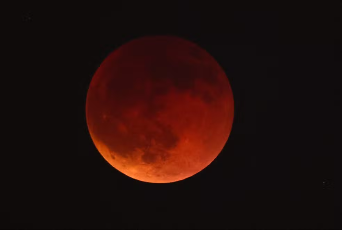 'Lua de sangue': eclipse total foi registrado em diferentes partes do mundo