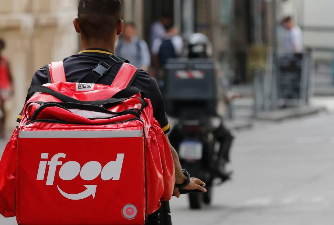 Câmara aprova urgência de PL que garante vale-alimentação a entregadores