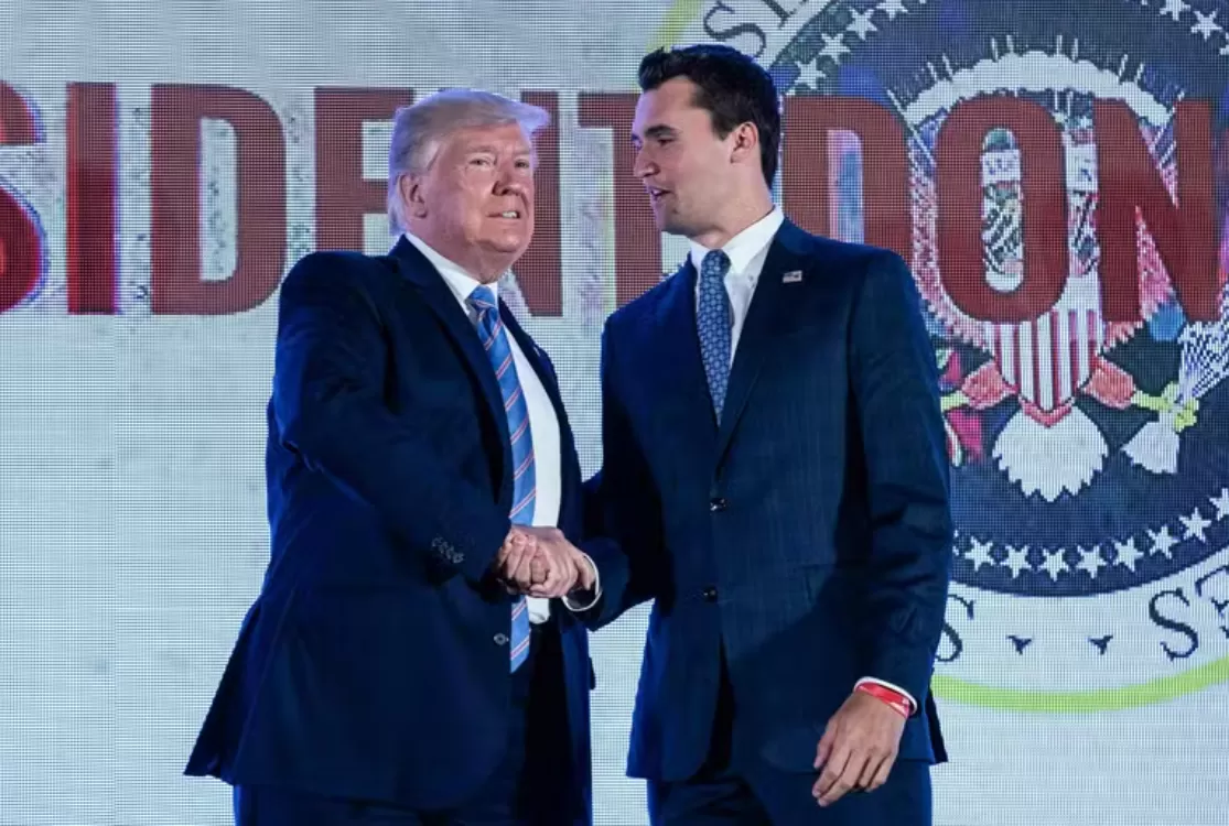 Influenciador de extrema direita morre após ser baleado nos EUA